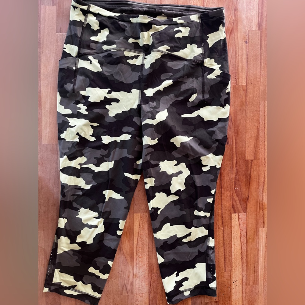 Lululemon army leggings, capri length